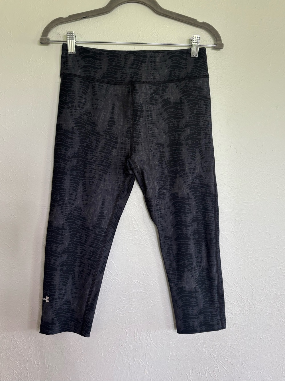 Under Armour Dark Patterned Crop Leggings